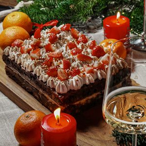 Брауни с клубникой и орехами пекан