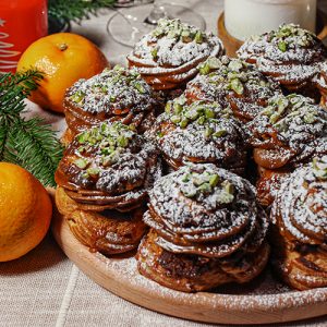 Торт-профитроль с заварным кремом, соленой карамелью и пралине из фундука